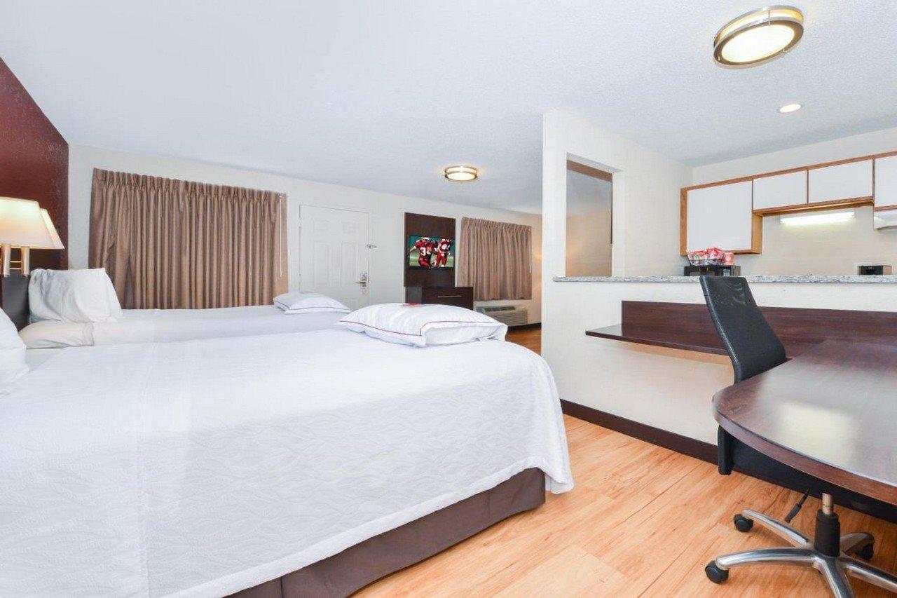 Red Roof Inn Plus+ & Suites Guilford Exterior foto