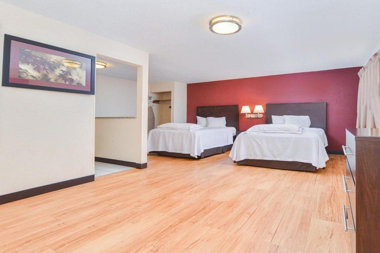 Red Roof Inn Plus+ & Suites Guilford Exterior foto