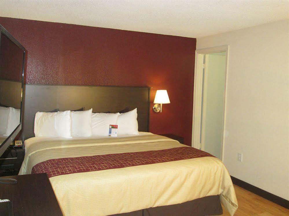 Red Roof Inn Plus+ & Suites Guilford Exterior foto